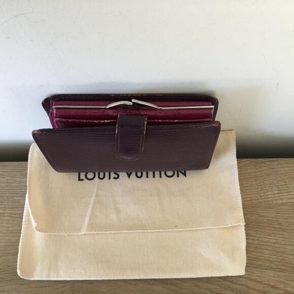 Vintage Louis Vuitton Burgundy Epi Leather Kiss Lock Wallet, Dustbag & LV Socks - Picture 7 of 15